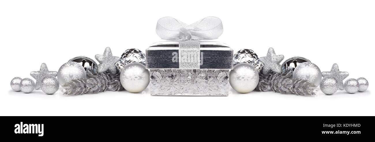 Weihnachten Grenze von Silber Schmuck und Geschenk isoliert auf weißem Hintergrund Stockfoto