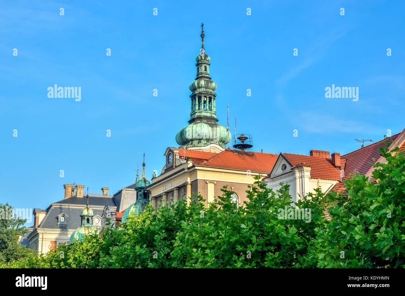 PSZCZYNA, POLEN - 23. JULI 2017: Turm des historischen Rathauses auf dem Markt in Pszczyna, Polen. Stockfoto