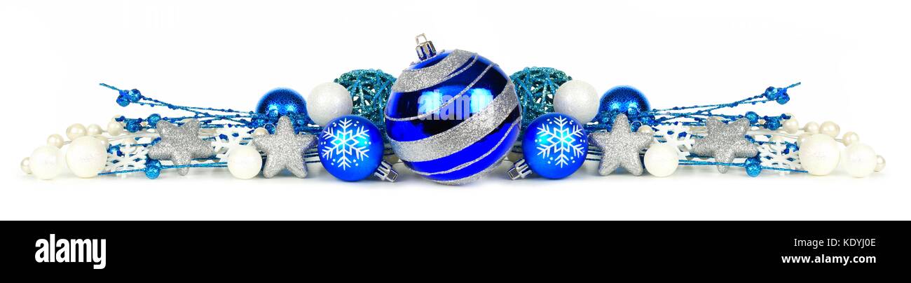Weihnachten Grenze von blauen und silbernen Ornamenten und Niederlassungen auf weißem Hintergrund Stockfoto