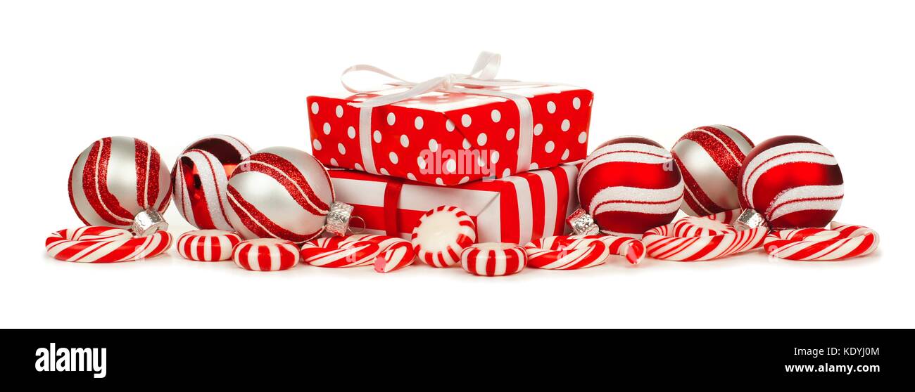 Rote und weiße Weihnachten mit Geschenken, Kugeln und Süßigkeiten vor weißem Hintergrund Stockfoto