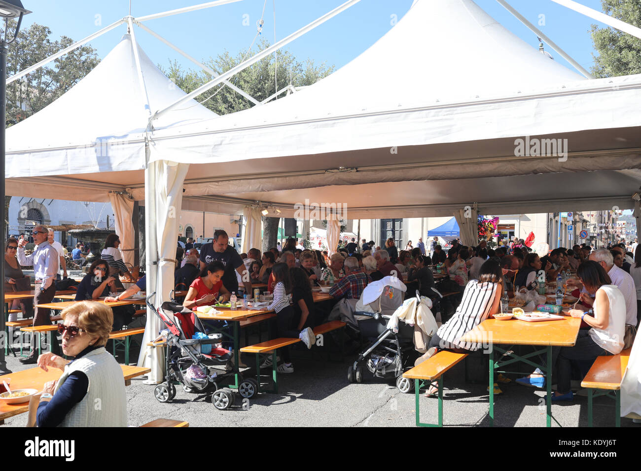MANZIANA, Latium, Italien - Oktober 14, 2017: Die Menschen feiern im Freien eine der beliebtesten und erwartete lokale Veranstaltungen, das Festival der lokalen Stockfoto