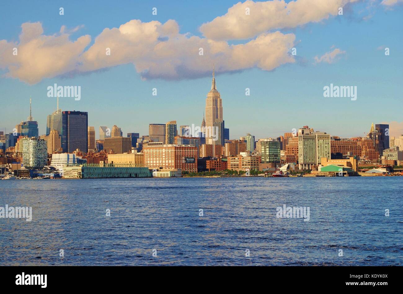 Blick auf die Skyline von New York aus über den Hudson River einschließlich empire state building Stockfoto