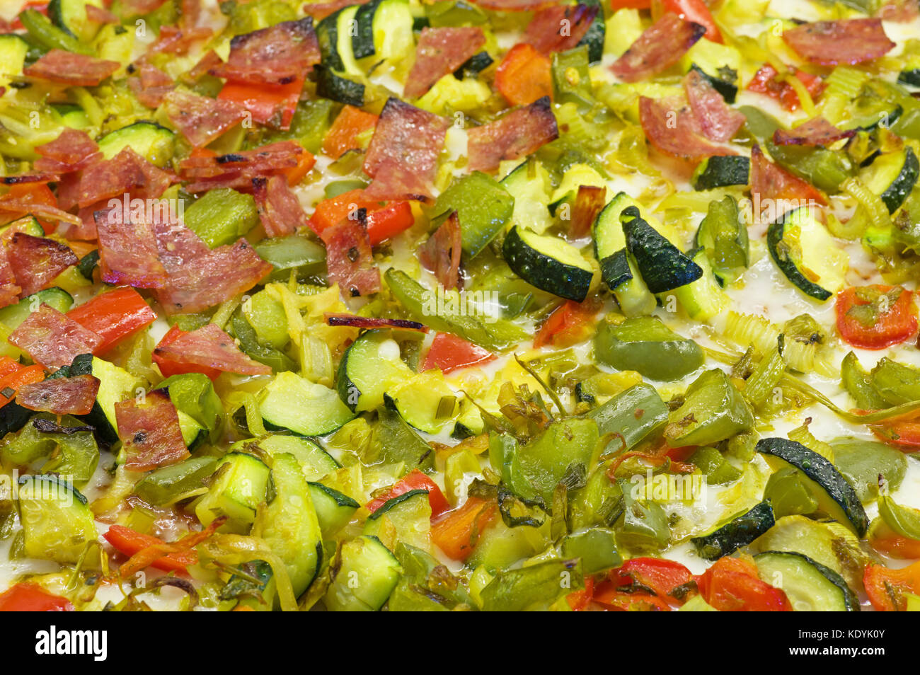 Abgewinkelte Hintergrund Blick auf eine Pizza top mit Gemüse und Wurst Stockfoto