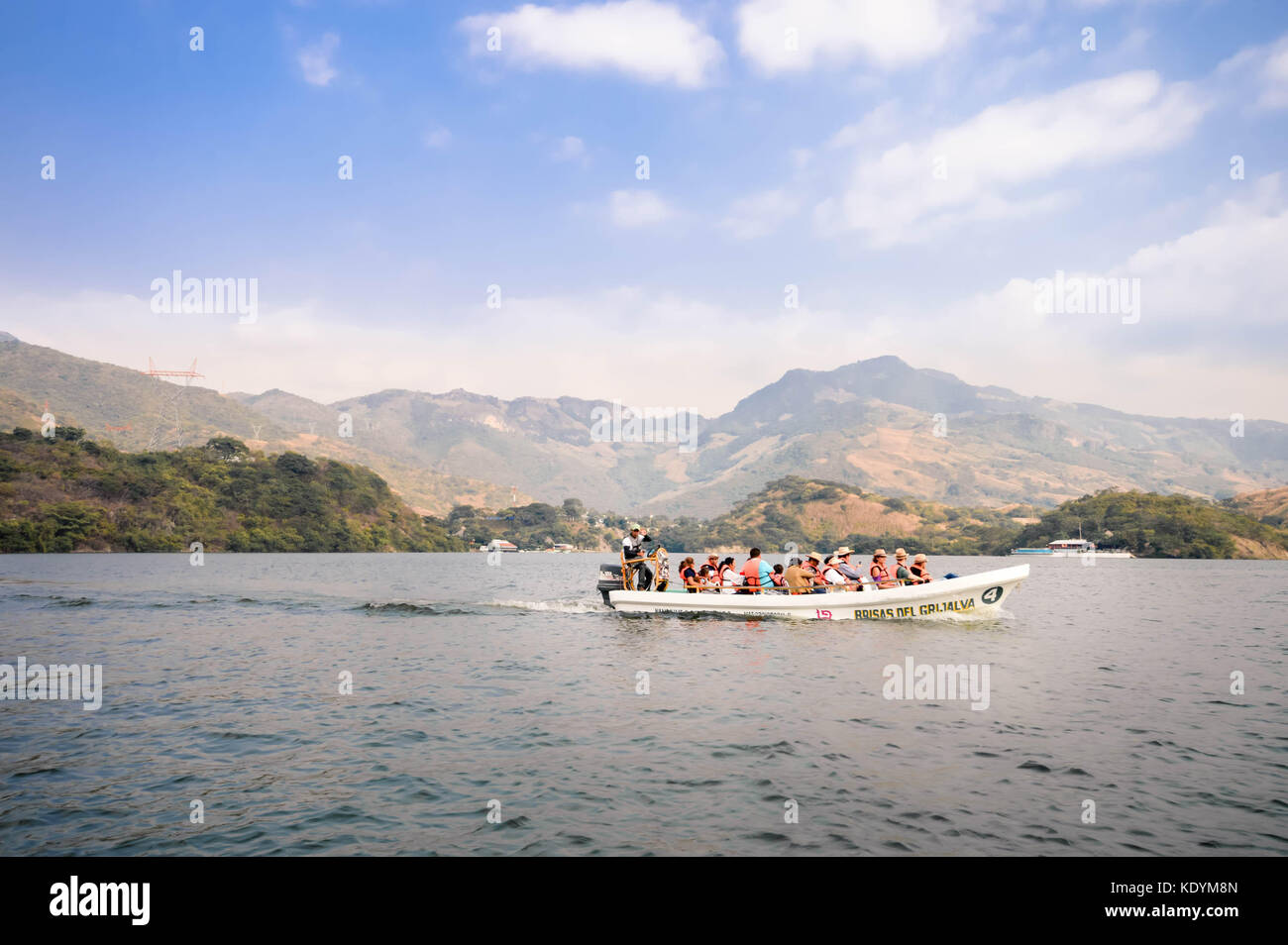 Tuxtla Gutierrez, Mexiko - 20. Dezember 2014: Motorboot führt Touristen auf eine Fahrt durch die Schluchten del sumidero in Chiapas in der Nähe von Tuxtla Gutierrez, Stockfoto