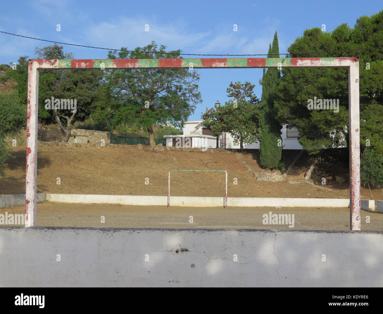 Blick durch Ziel ohne Verrechnung im Village Sportplatz im andalusischen Dorf Stockfoto