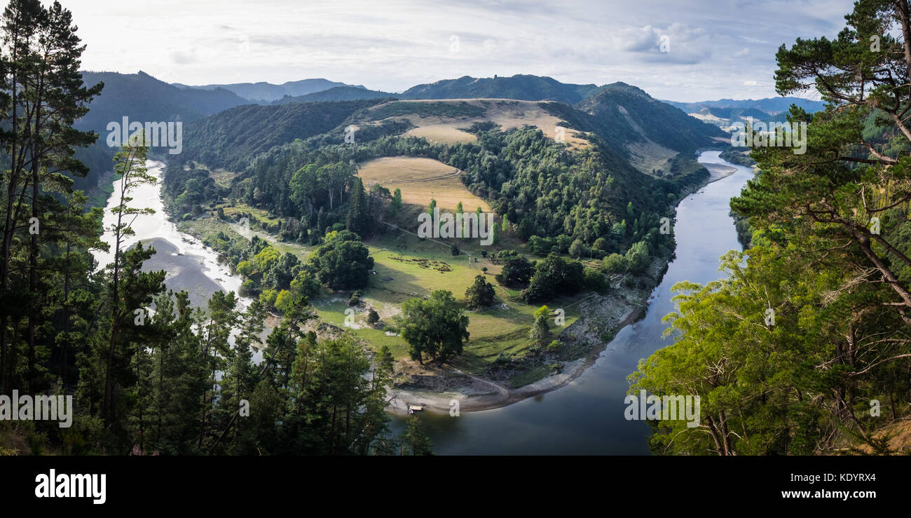 Die wunderschöne Landschaft der Whanganui River und die umliegenden Hügel Stockfoto