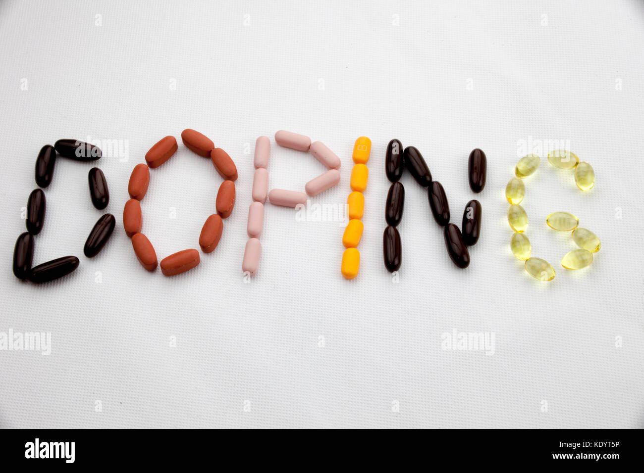 Konzeptionelle Hand schreiben Bildunterschrift inspiration Medical Care Health Concept mit Pillen Drogen geschrieben Kapsel Wort Doping auf weißem Hintergrund isoliert Stockfoto