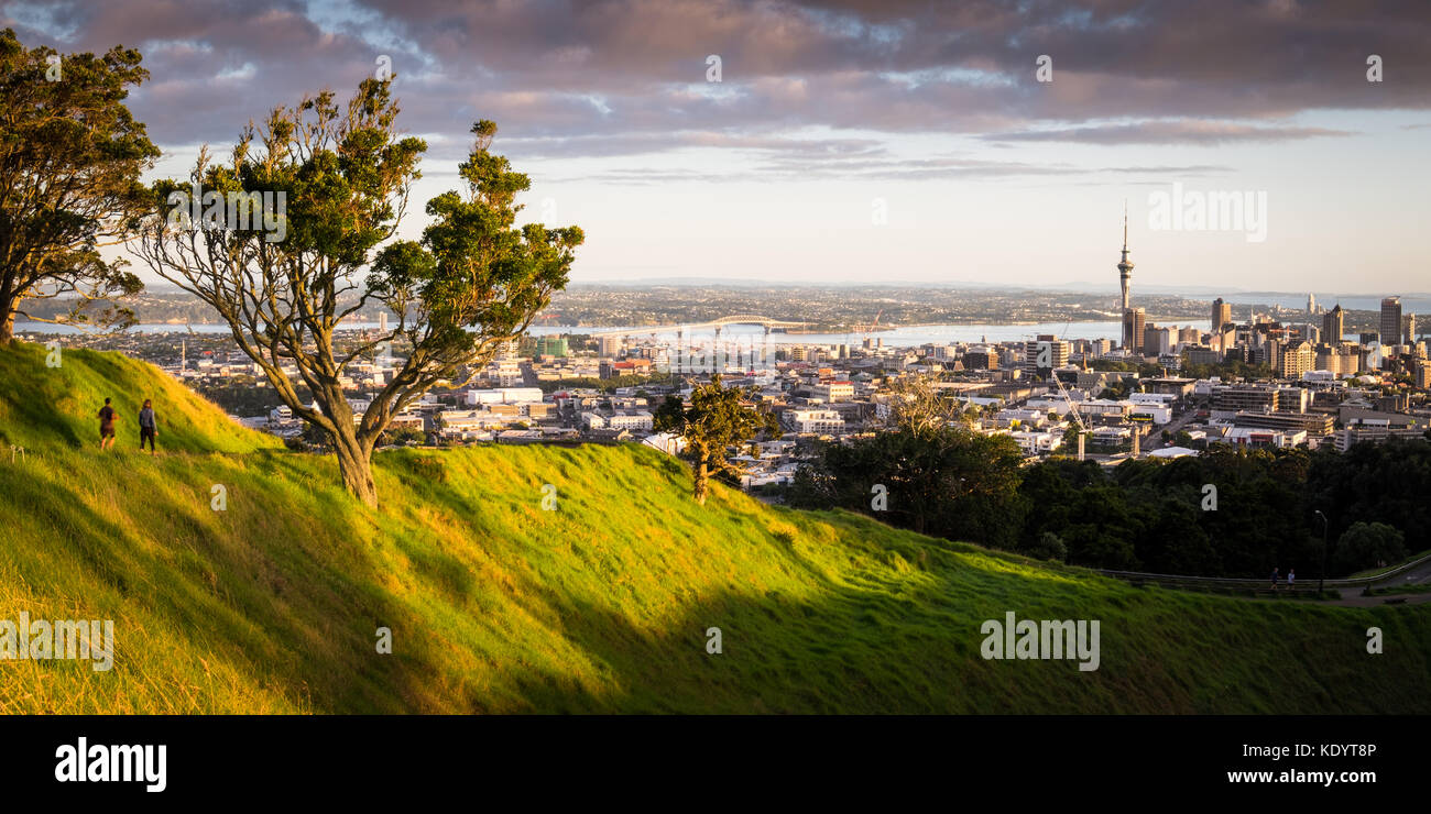 Zwei Personen genießen der Auckland Skyline während eines morgens joggen auf Mt Eden, Neuseeland Stockfoto
