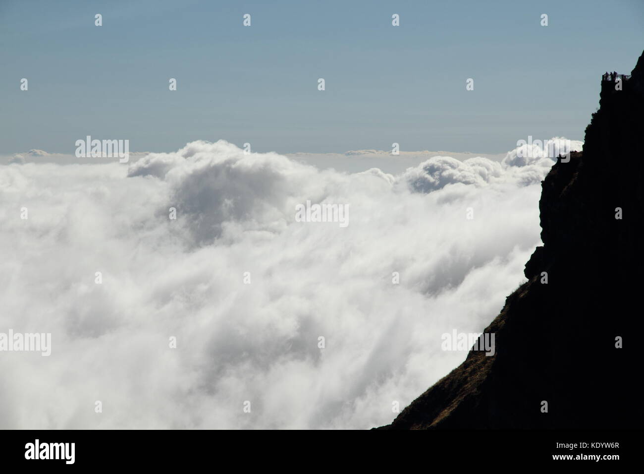 Wanderung auf den höchsten Gipfel der Insel Madeira, mit Blick auf die Wolken und Felsen Stockfoto