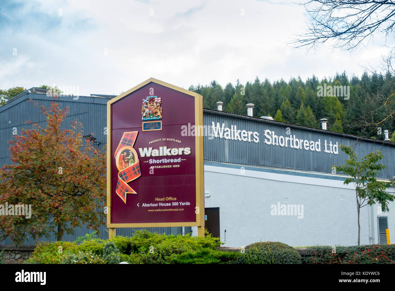 Werk eingang und Lager von Walkers shortbread Ltd, berühmt für die Herstellung von Keksen in Aberlour, Schottland Stockfoto