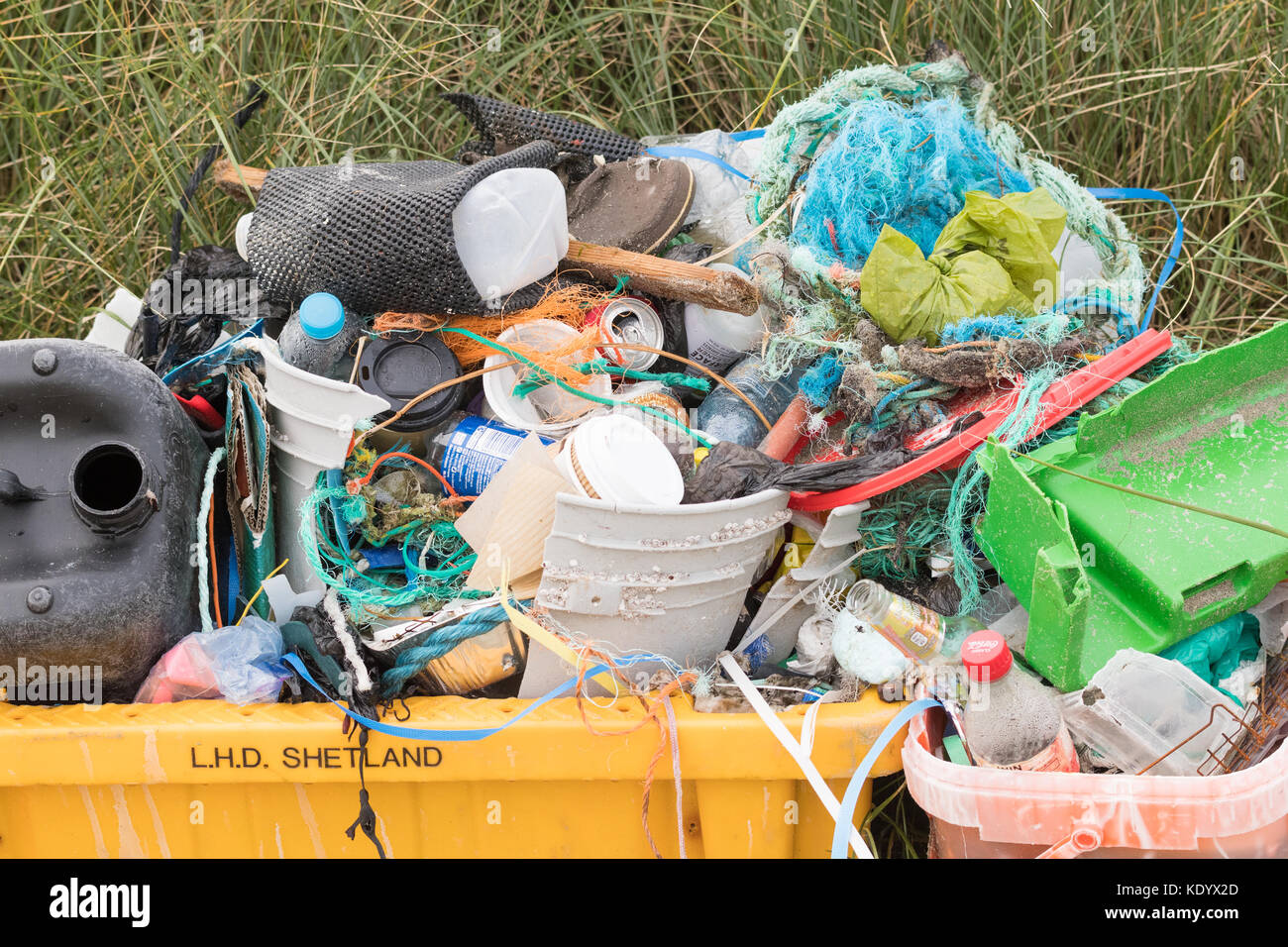 Kunststoff und anderer Müll, der vom Shetland Islands Beach, Schottland, Großbritannien gesammelt wurde Stockfoto