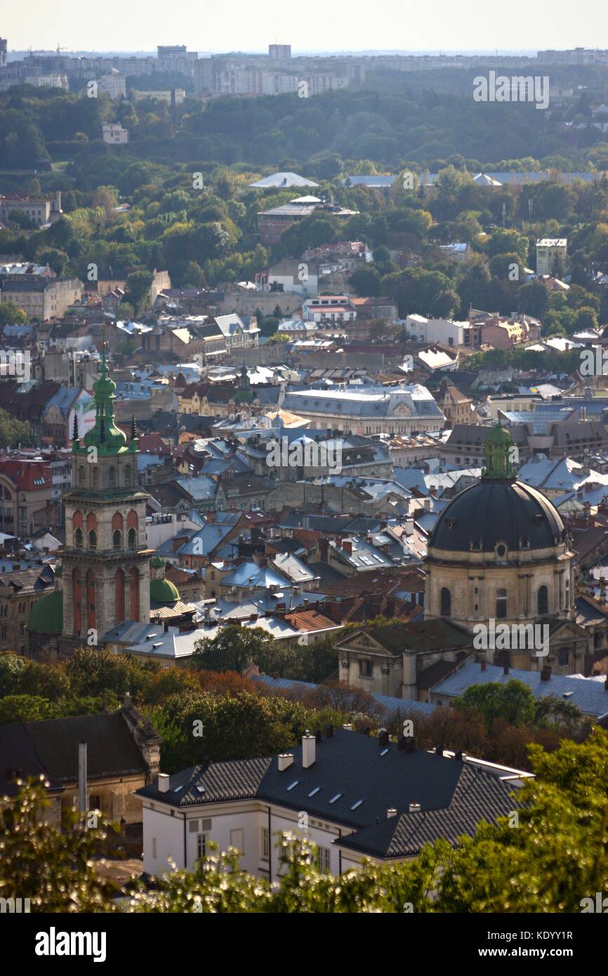 Die Altstadt von Lviv, Ukraine als vom Hohen Schloss Park gesehen. Stockfoto