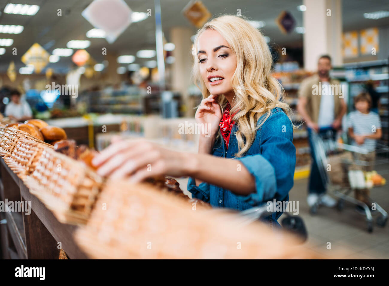 Frau in Shopping Supermarkt Stockfoto