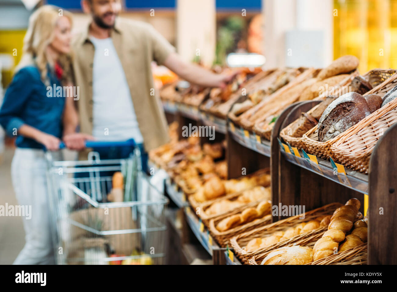 Paar in Lebensmittelgeschäft Stockfoto