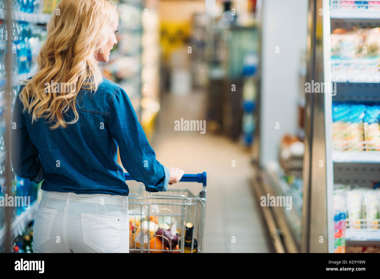 Frau in Shopping Supermarkt Stockfoto