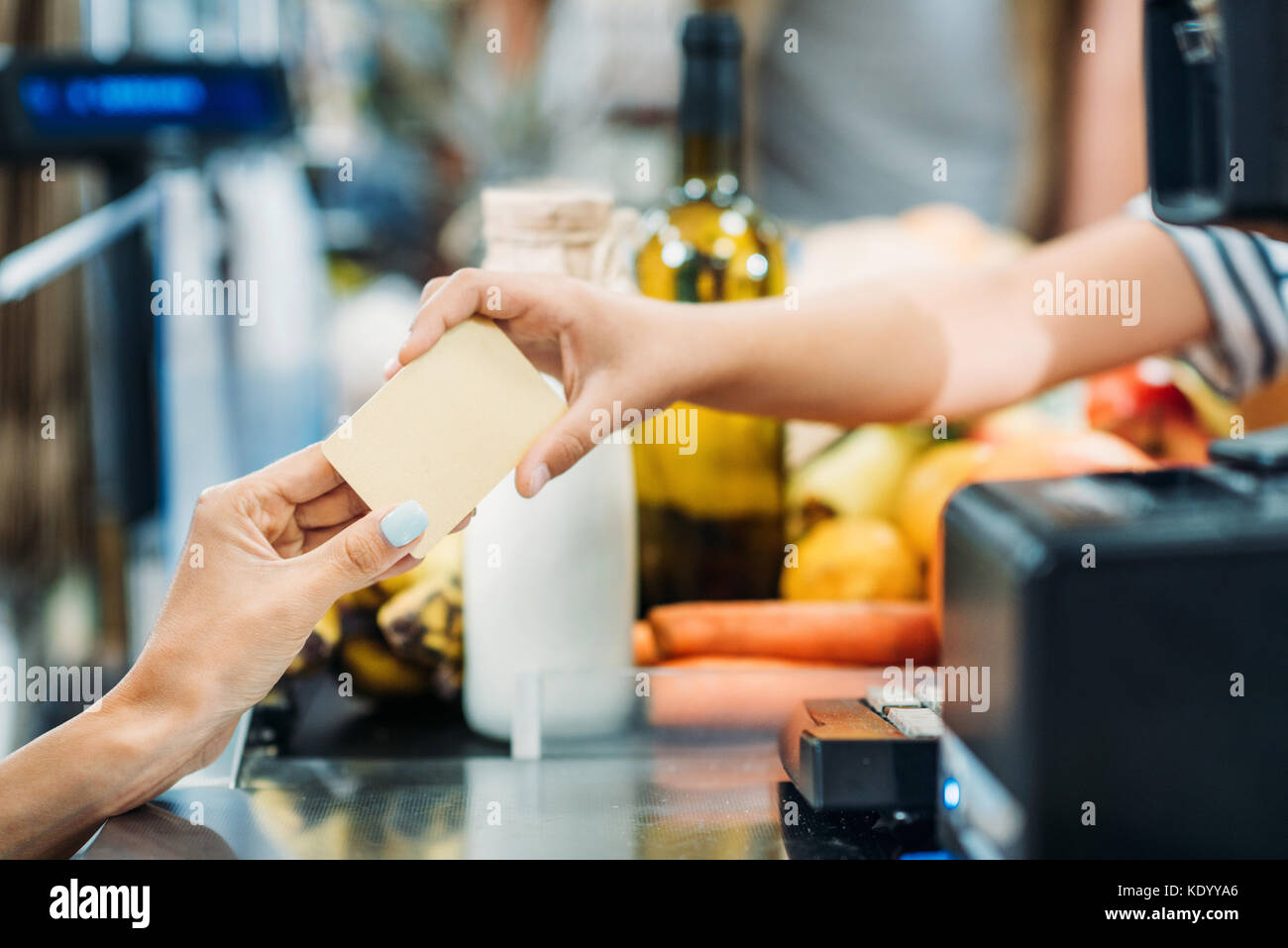 Zahlung im Supermarkt Stockfoto