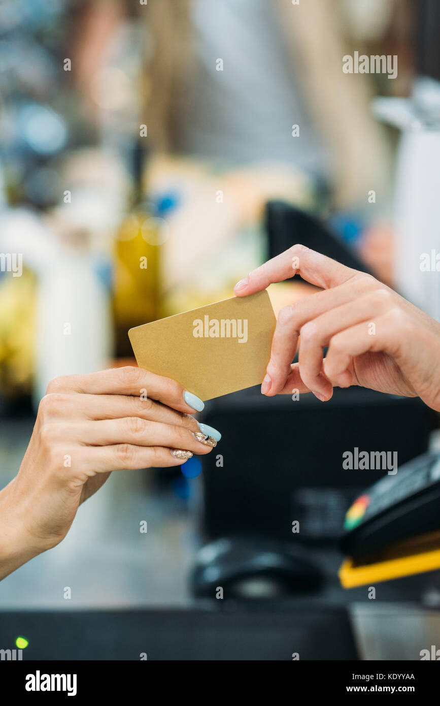 Zahlung im Supermarkt Stockfoto