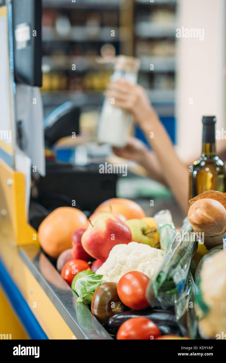 Essen an der Kasse im Supermarkt Stockfoto