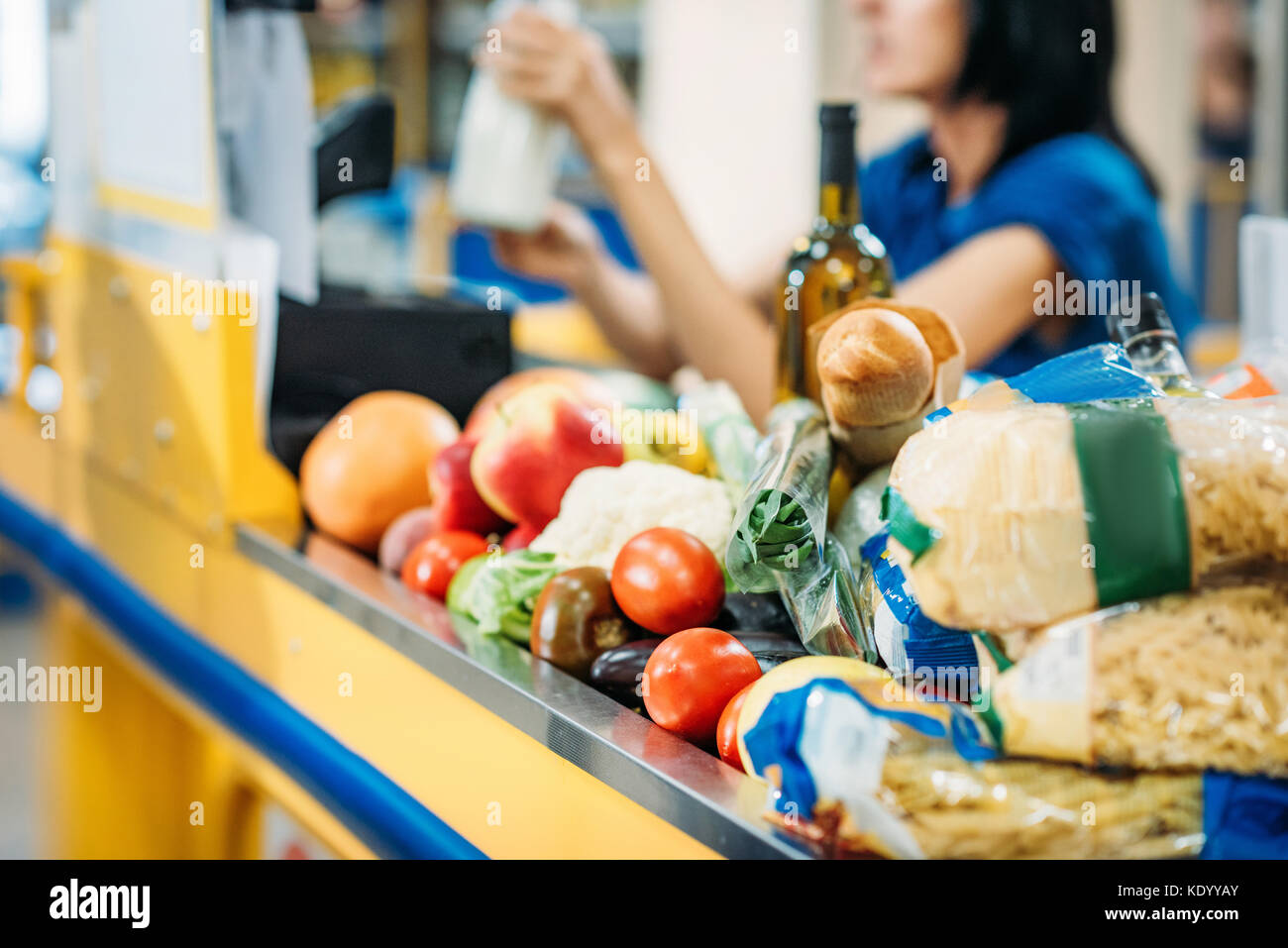 Essen an der Kasse im Supermarkt Stockfoto