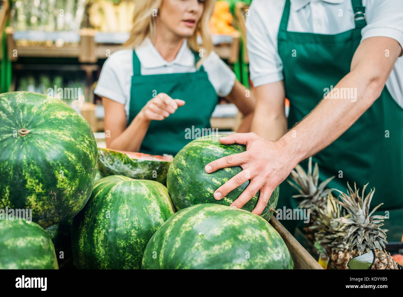 Verkäuferinnen im Supermarkt Stockfoto