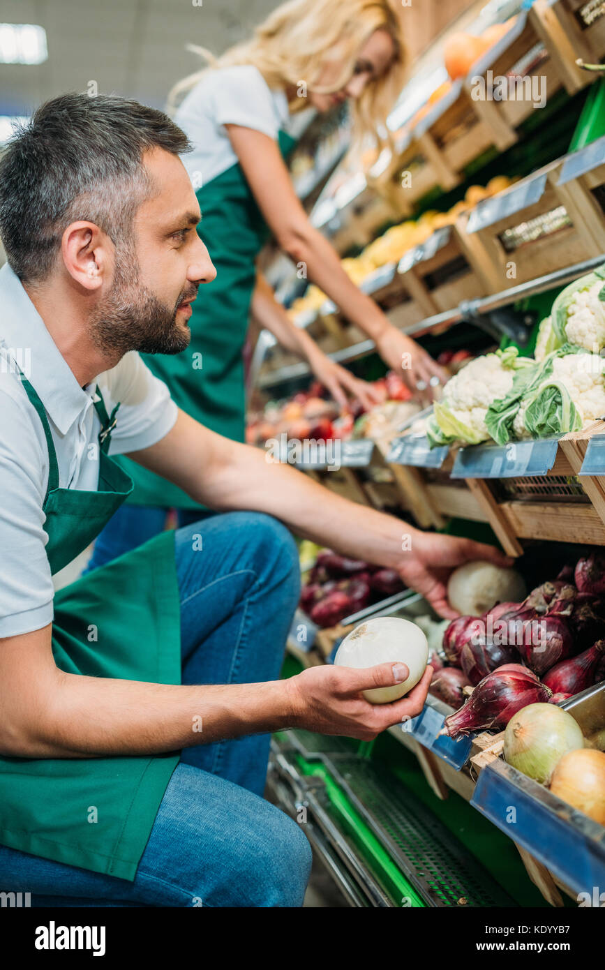 Verkäuferinnen im Supermarkt Stockfoto