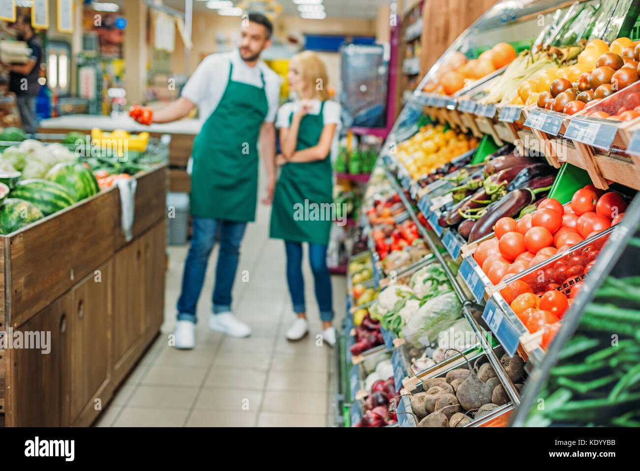 Verkäuferinnen im Supermarkt Stockfoto