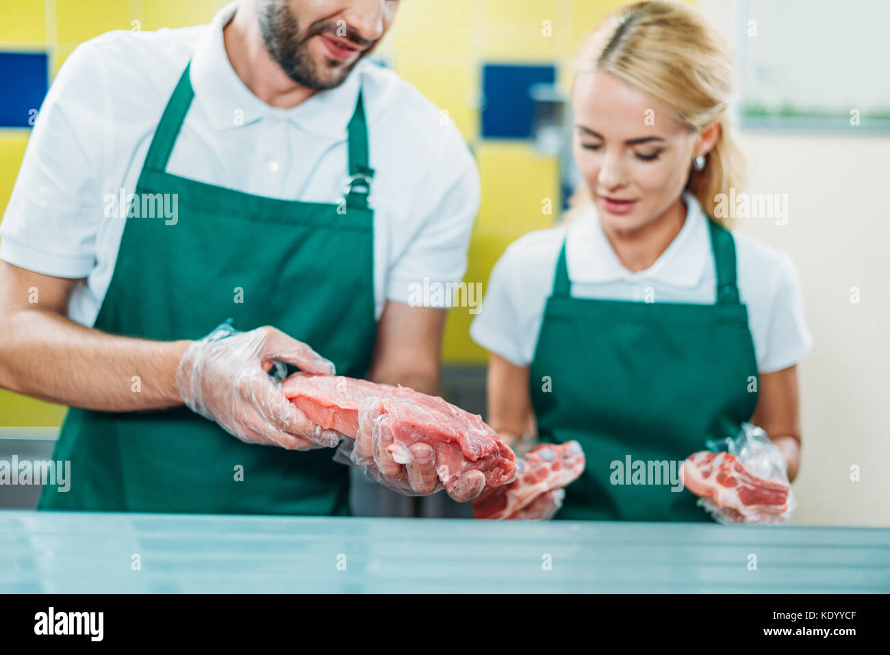 Verkäuferinnen im Supermarkt Stockfoto