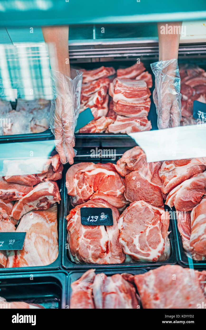 Frisches rohes Fleisch im Supermarkt Stockfoto