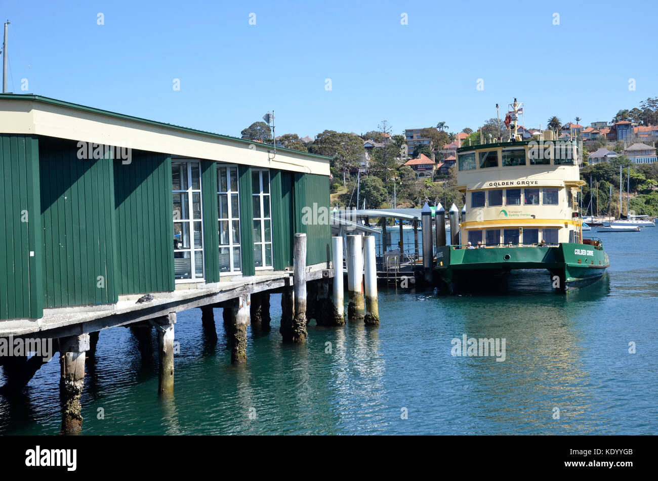 Boote und Sydney Fähre 'Golden Grove" an der Mosman Bay Ferry Landing in North Sydney Stockfoto