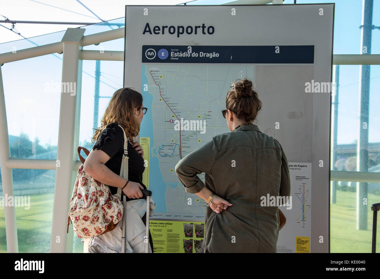 Touristen, die auf der Suche an der Metro Karte, Aeroporto Francisco Sa Carneiro und Francisco Sa Carneiro, Porto, Porttugal Stockfoto