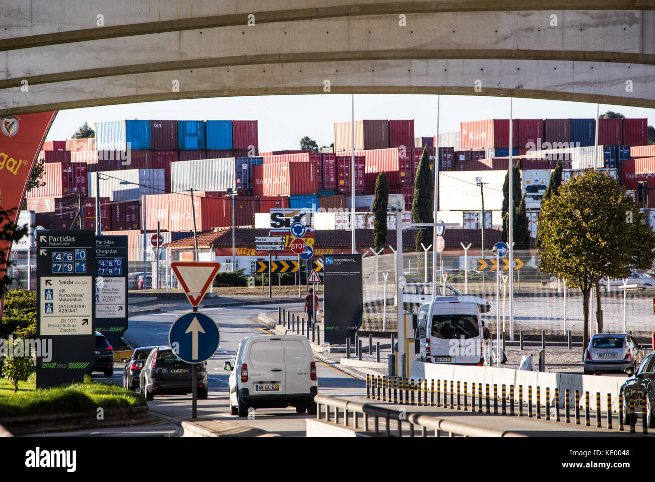 Liefer- Container vom Aeroporto Francisco Sa Carneiro und Francisco Sa Carneiro, Porto, Porttugal gesehen Stockfoto