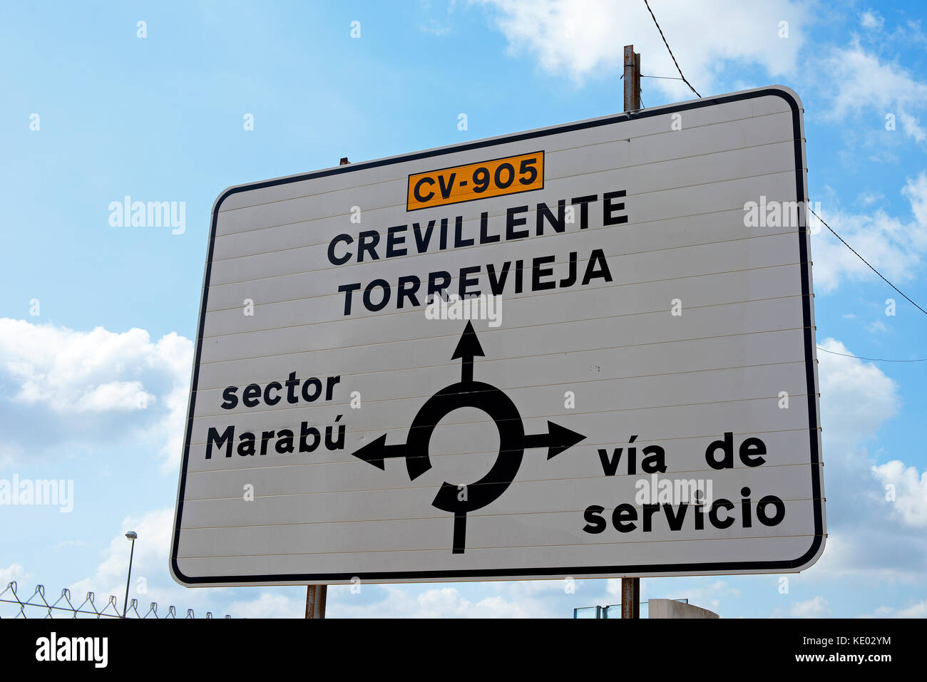 Spanisches Straßenschild für CV-905 Torrevieja Crevillente Via de servicio Zufahrtsstraße . Kreisverkehr. Reiseziele in Spanien Stockfoto