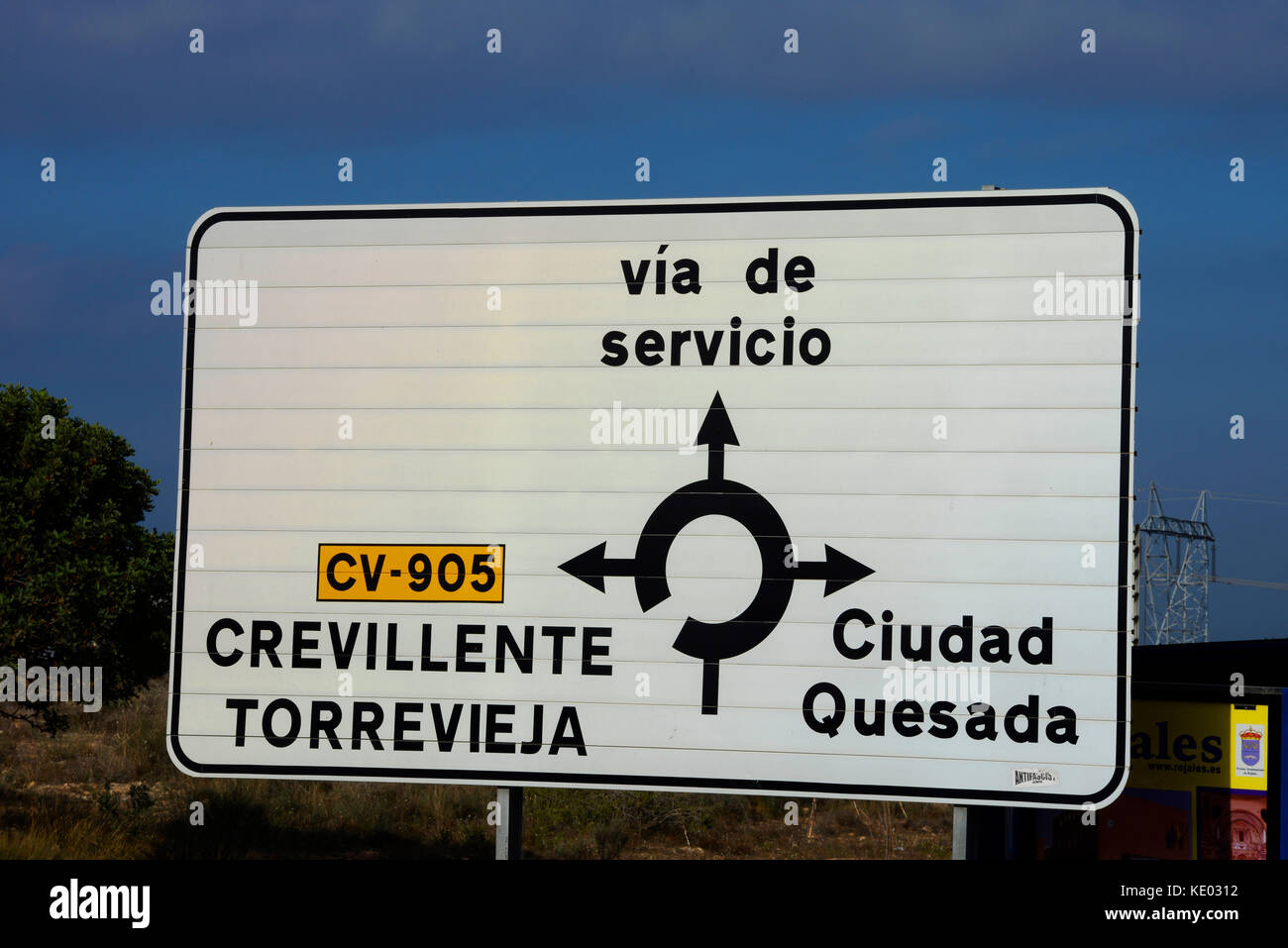 Spanisches Straßenschild für CV-905 Torrevieja Crevillente Via de Servicio Zufahrtsstraße Ciudad Quesada. Kreisverkehr. Reiseziele in Spanien Stockfoto