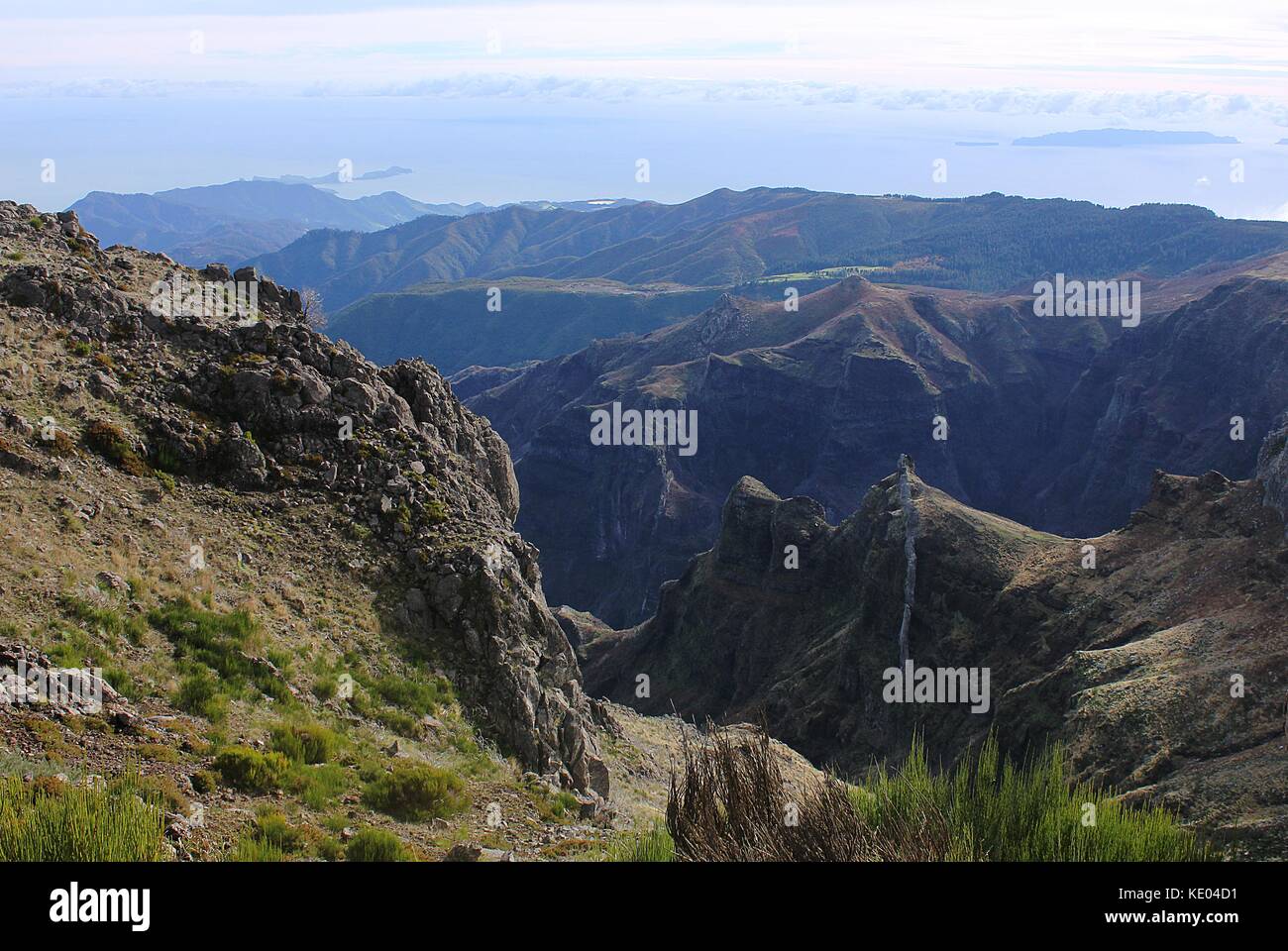 Berg Blick vom Gipfel des Pico do Arieiro auf der portugiesischen Insel Madeira im Atlantischen Ozean. Stockfoto