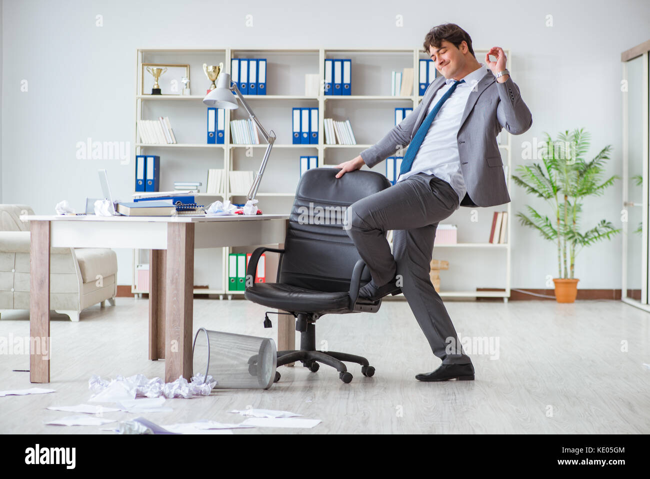 Geschäftsmann Spaß eine Pause im Büro bei der Arbeit Stockfotografie