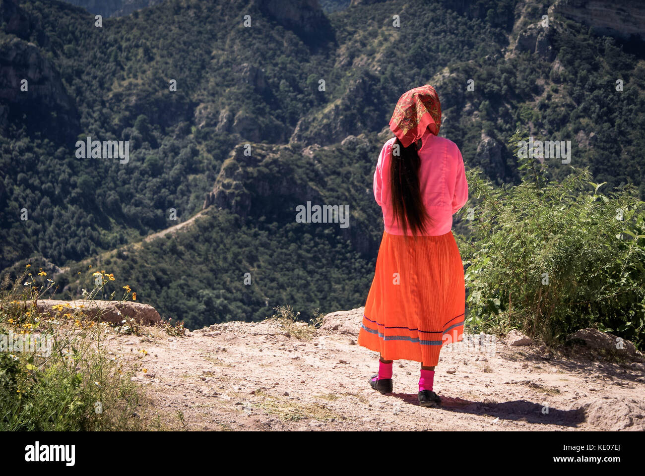 Tarahumara Frau mit hellen traditionellen Outfit ist in Kupfer Canyons, Chihuahua, Mexiko Stockfoto