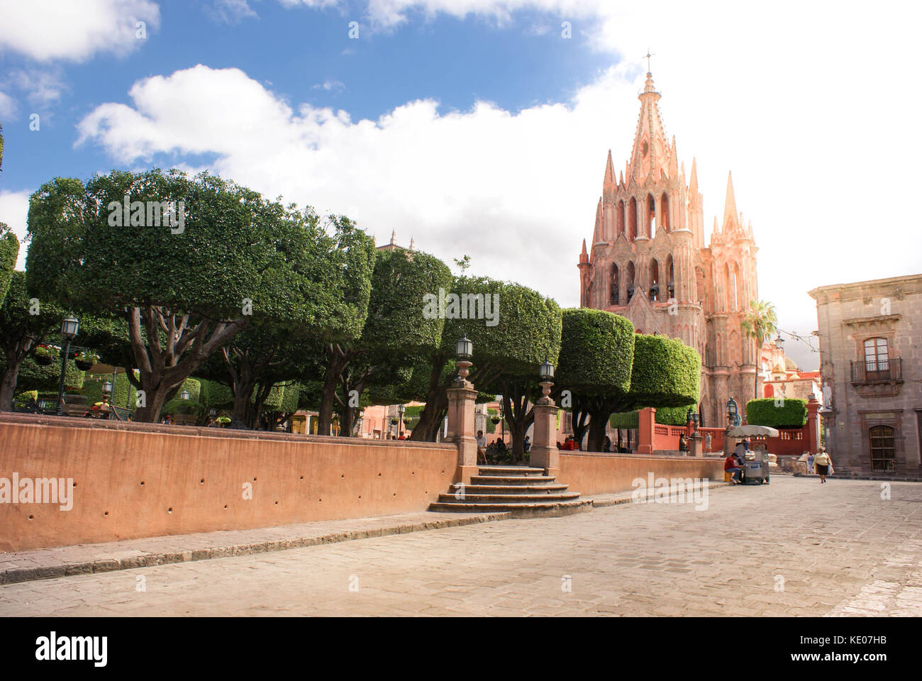San Miguel de Allende, Mexiko - 21. Oktober 2014: La Parroquia de San Miguel Arcangel auf dem Hauptplatz von San Miguel de Allende, Guanajuato, Mexiko. Stockfoto
