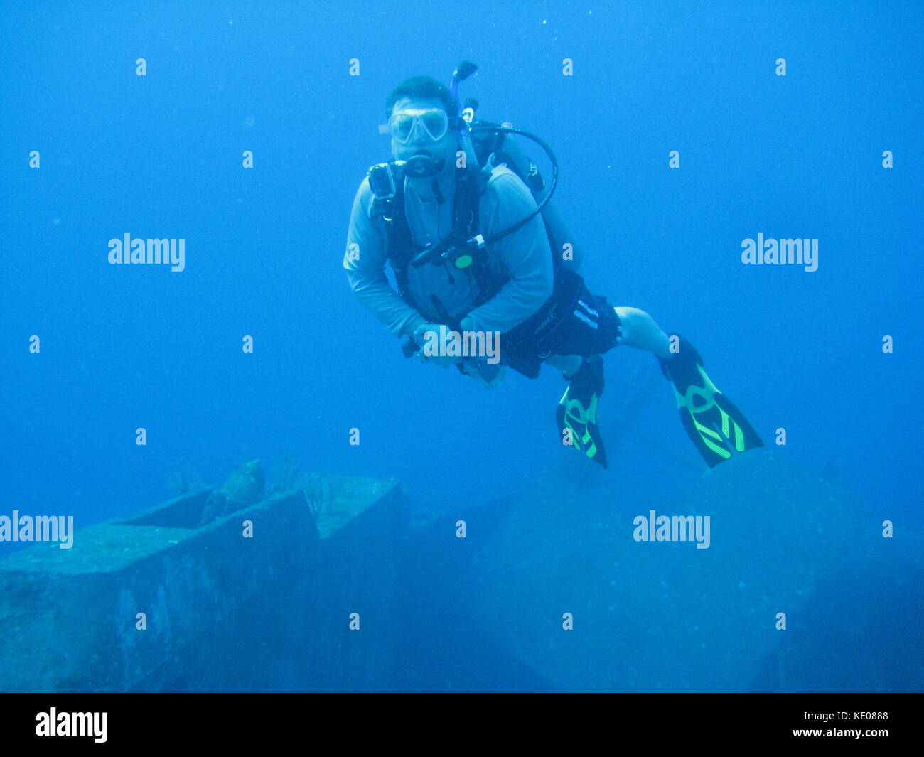 Scuba Diver schweben in der Nähe von Wracks Stockfoto