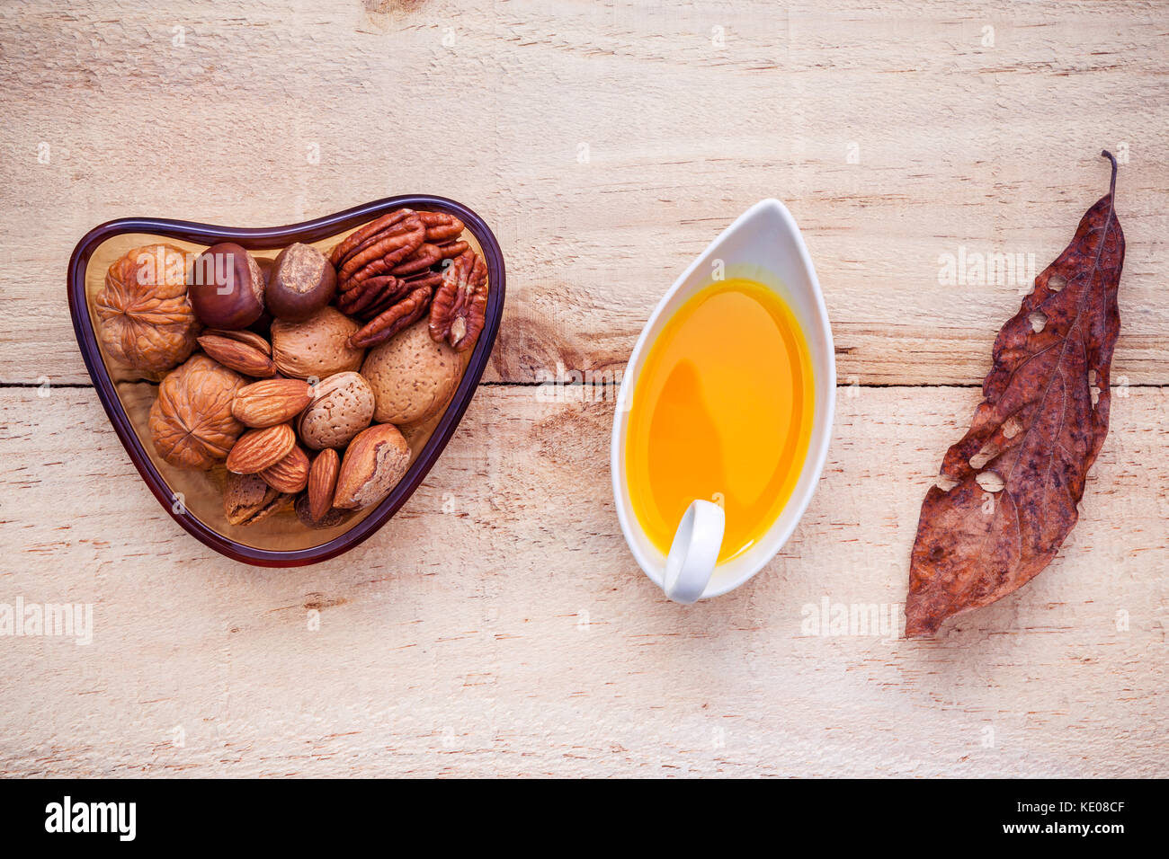 Auswahl essen Quellen von Omega 3 und ungesättigte Fette. super Essen hohen Vitamin E und Ballaststoffe für gesundes Essen. Mandel, Pecan, Olivenöl, hazeln Stockfoto