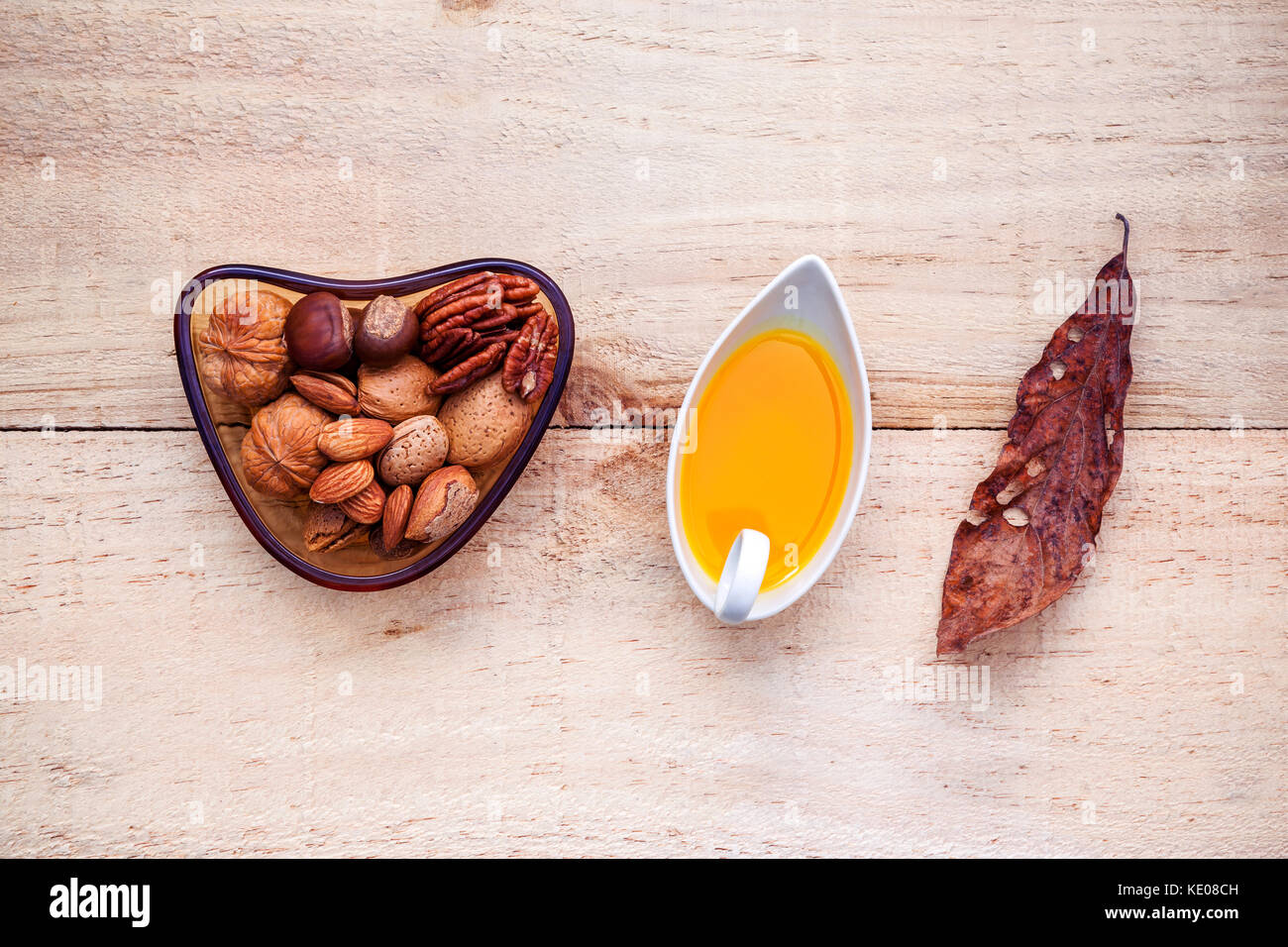 Auswahl essen Quellen von Omega 3 und ungesättigte Fette. super Essen hohen Vitamin E und Ballaststoffe für gesundes Essen. Mandel, Pecan, Olivenöl, hazelnu Stockfoto