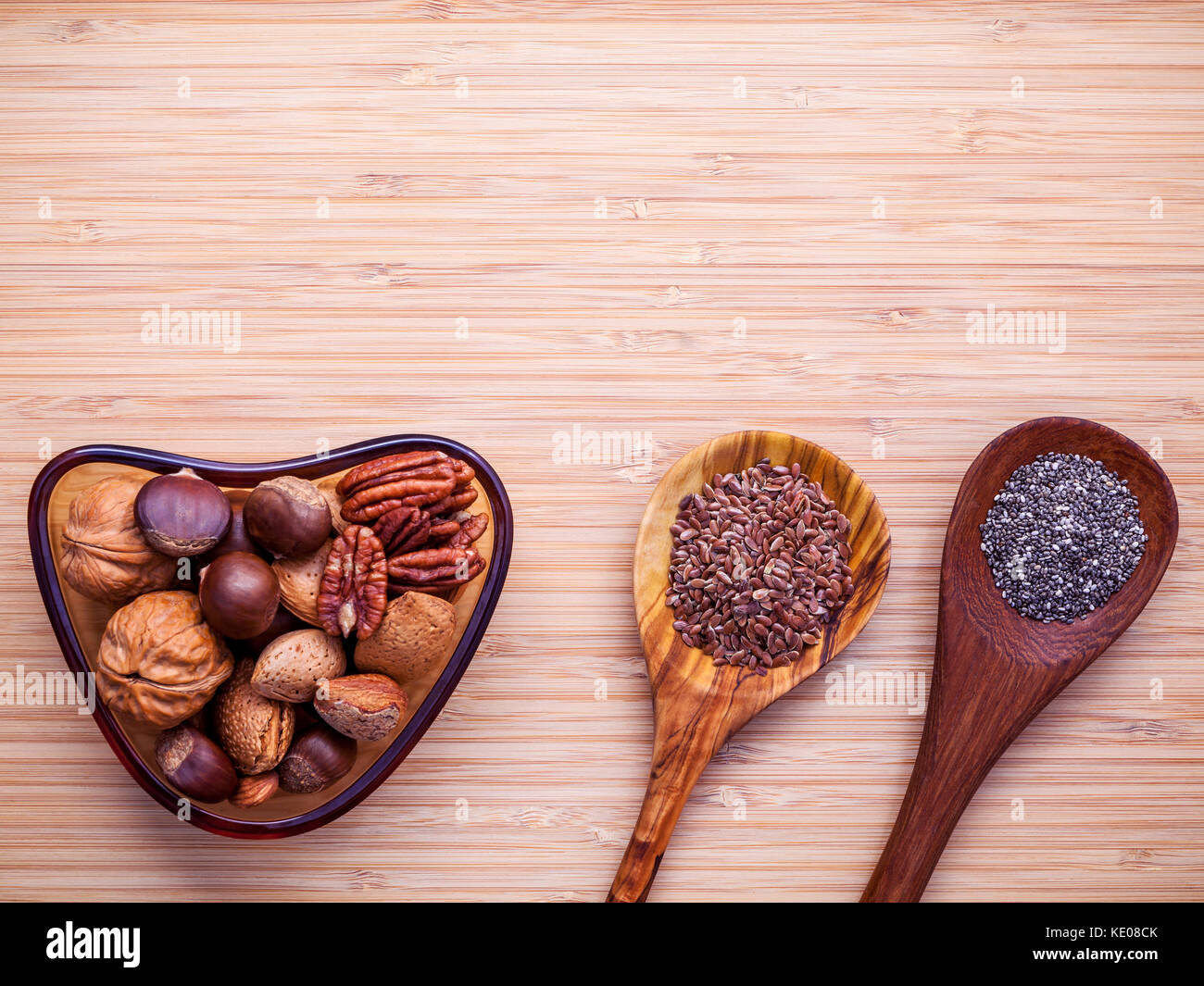 Auswahl essen Quellen von Omega 3 und ungesättigte Fette. super Essen hohen Vitamin E und Ballaststoffe für gesundes Essen. Mandel, Pecan, Haselnüsse, Walnüsse Stockfoto