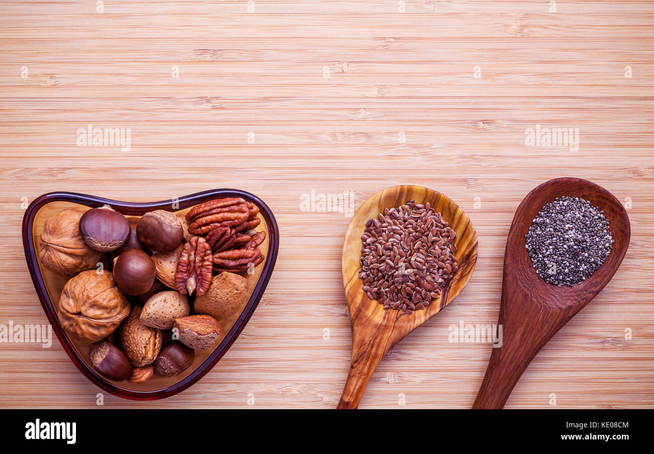 Auswahl essen Quellen von Omega 3 und ungesättigte Fette. super Essen hohen Vitamin E und Ballaststoffe für gesundes Essen. Mandel, Pecan, Haselnüsse, Walnüsse Stockfoto