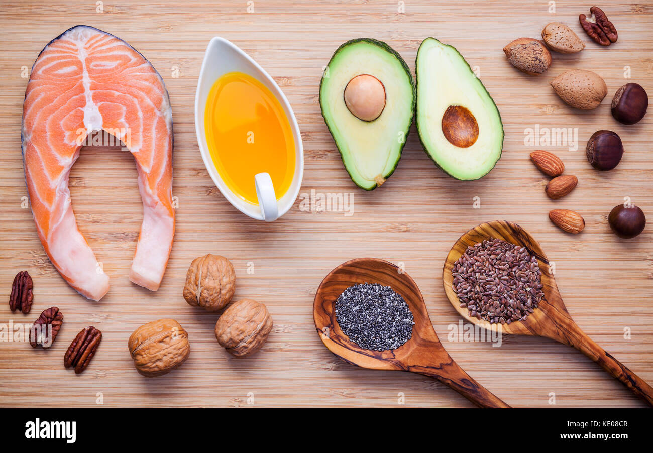 Auswahl essen Quellen von Omega 3 und ungesättigte Fette. super Essen hohen Vitamin E und Ballaststoffe für gesundes Essen. Mandel, Pecan, Haselnüsse, Walnüsse Stockfoto