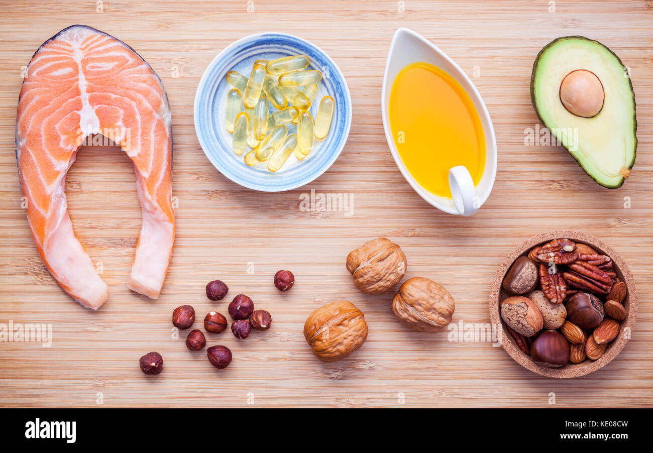 Auswahl essen Quellen von Omega 3 und ungesättigte Fette. superfood hohen Vitamin E für gesundes Essen. Mandel, Pecan, Haselnüsse, Walnüsse, Olivenöl, Fisch Stockfoto