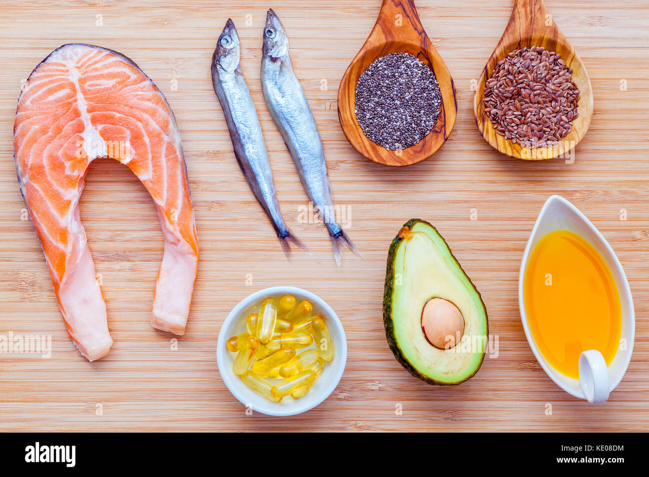 Auswahl essen Quellen von Omega 3 und ungesättigte Fette. super Essen hohen Vitamin E und Ballaststoffe für gesundes Essen. Olivenöl, Leinsamen, Chia, Fisch Stockfoto