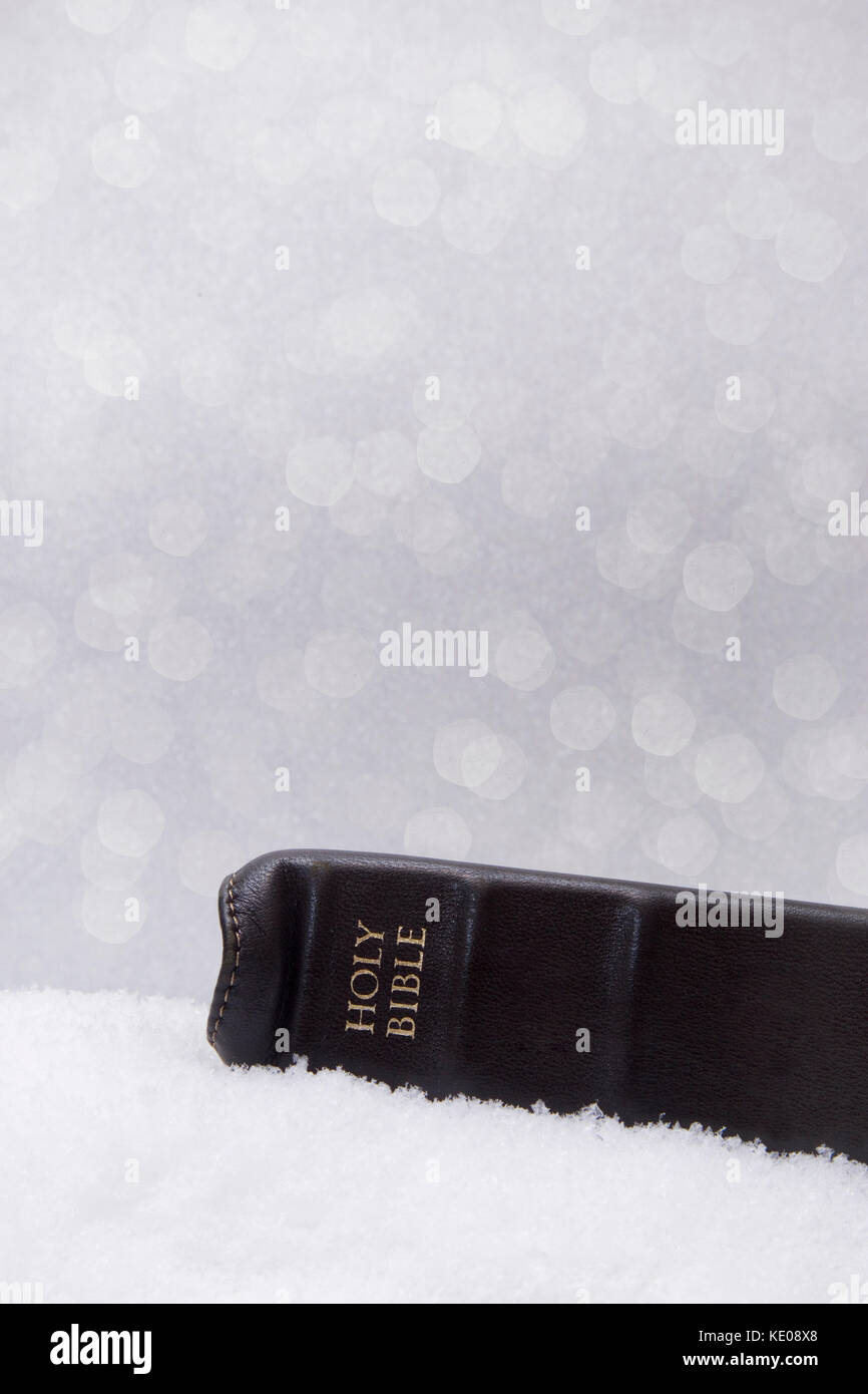 Jesus ist der Grund für die Jahreszeit - Bibel auf einem Bett von Schnee Stockfoto