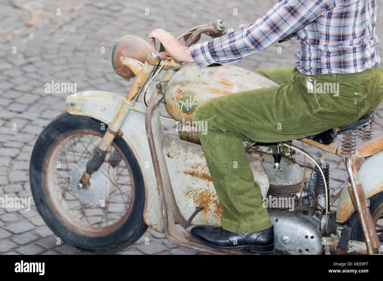 Asti, Italien - September 10, 2017: der Mensch ist Reiten eine alte Mv Agusta Motorrad Stockfoto