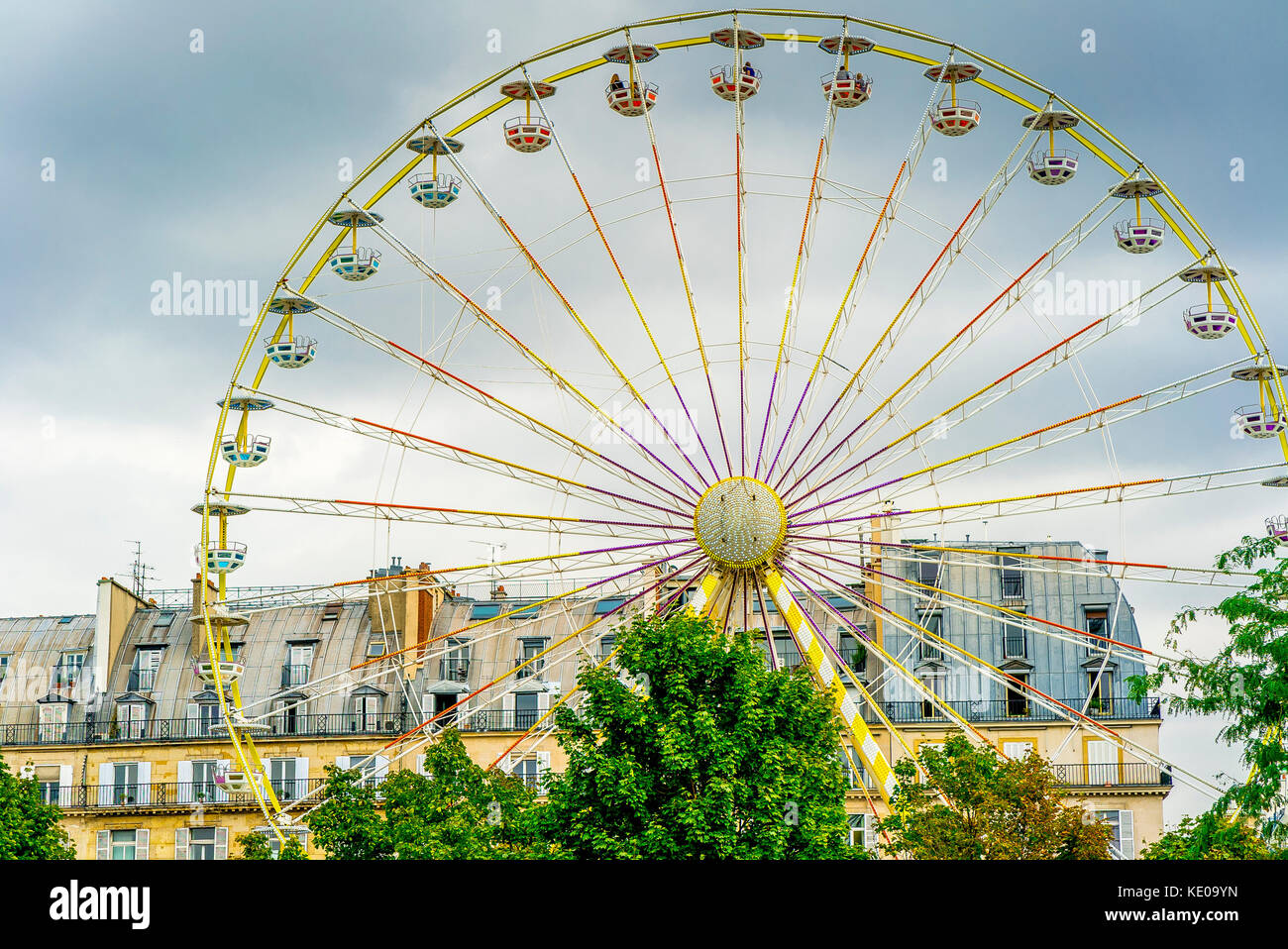 Fete de Tuileries im Tuileries Garten an einem bewölkten Tag in Paris, Frankreich Stockfoto
