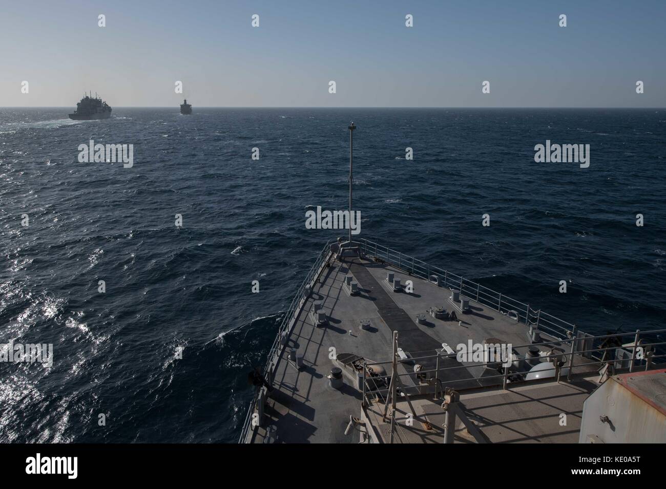 Durch das ruhige Meer Stockfoto