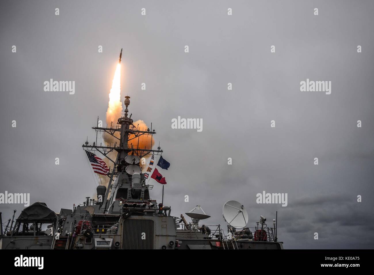 Der Arleigh-burke-Klasse geführte Anti-raketen-Zerstörer USS Donald Cook (DDG75) Brände ein Standard Missile 3 Stockfoto